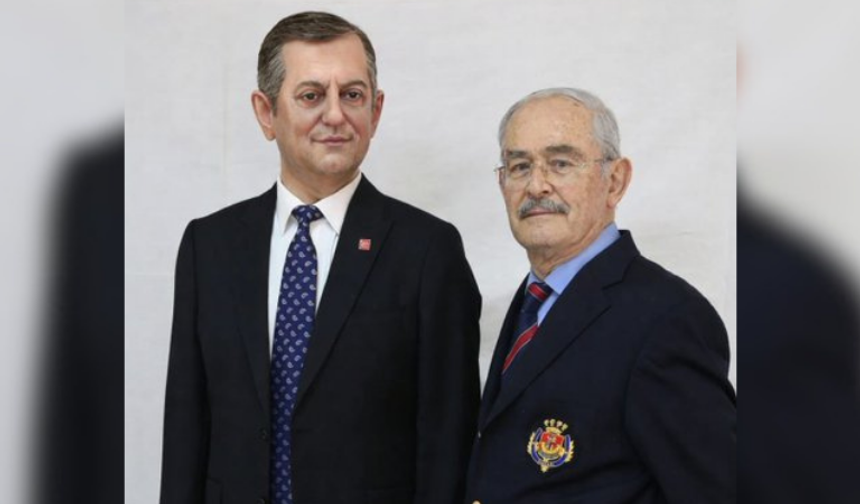 Büyükerşen, Özgür Özel'in heykelini yaptı