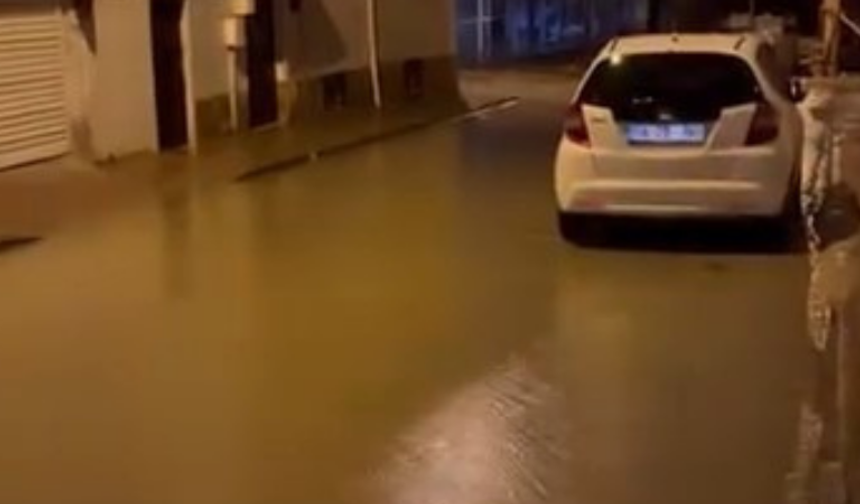 Eskişehir’de yoğun yağış ulaşımı aksattı: Sokaklar sular altında kaldı