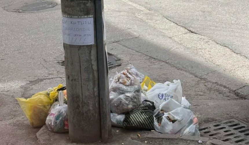 Eskişehir’de esnaftan çöp tepkisi: “Sorun çözülmüyor”