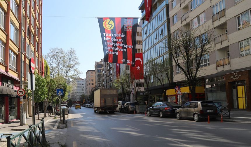 Eskişehirspor için şehir kenetlendi: Bayraklar asıldı
