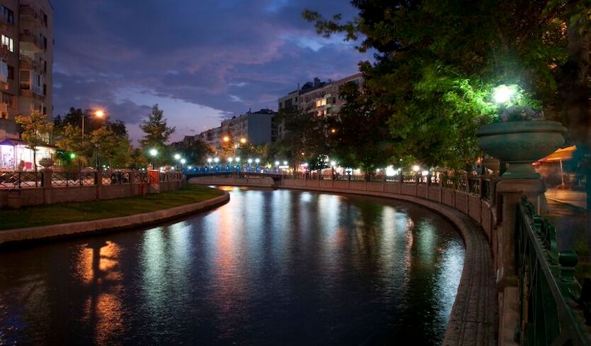 Eskişehir’in gece manzarası yenileniyor: Porsuk Çayı ve köprüler aydınlatılacak!