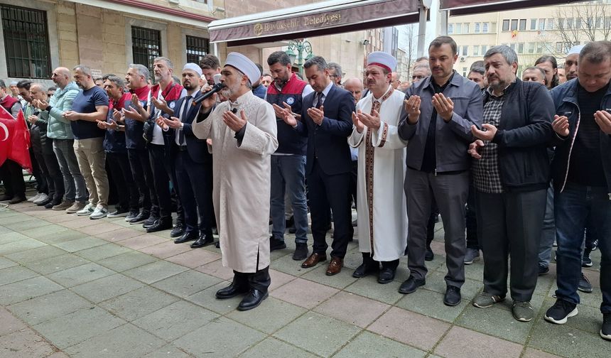 Hayatını kaybeden öğretmen ve öğrenciler için Eskişehir'de gıyabi cenaze namazı kılındı