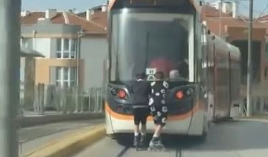 Eskişehir'de küçük çocukların tehlikeli yolculuğu!