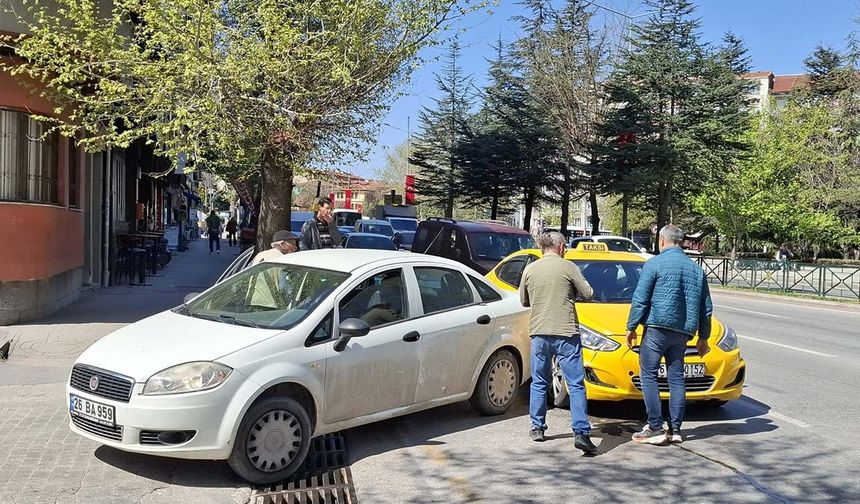 Eskişehir’de taksi ile otomobil çarpıştı: Kaza ucuz atlatıldı