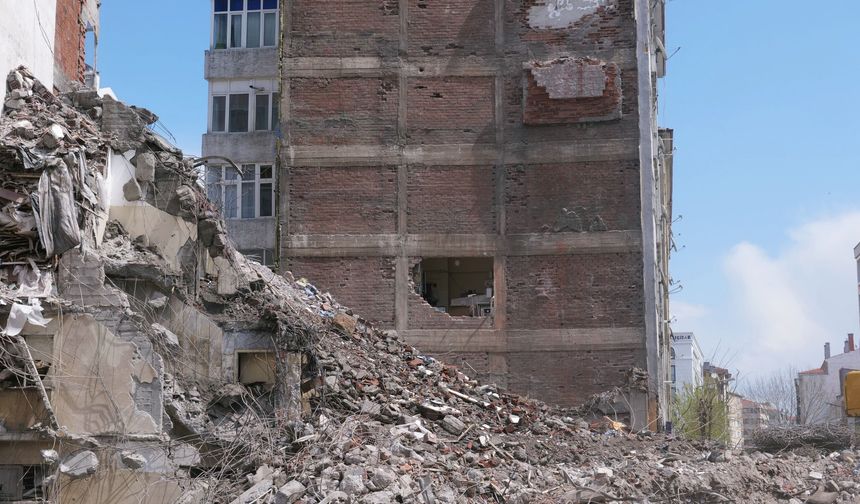 AK Parti'den Hamamyolu tepkisi: “Toz, toprak ve belirsizlik”