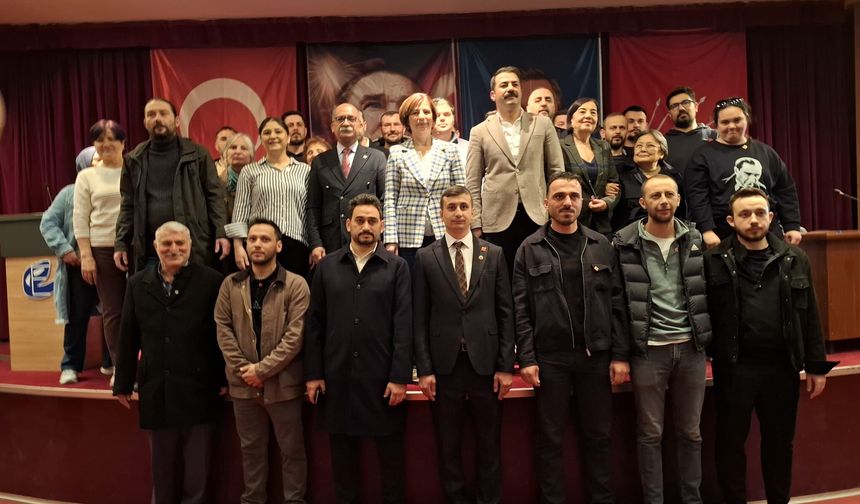 CHP Eskişehir’de yeni üyelere rozetleri takıldı