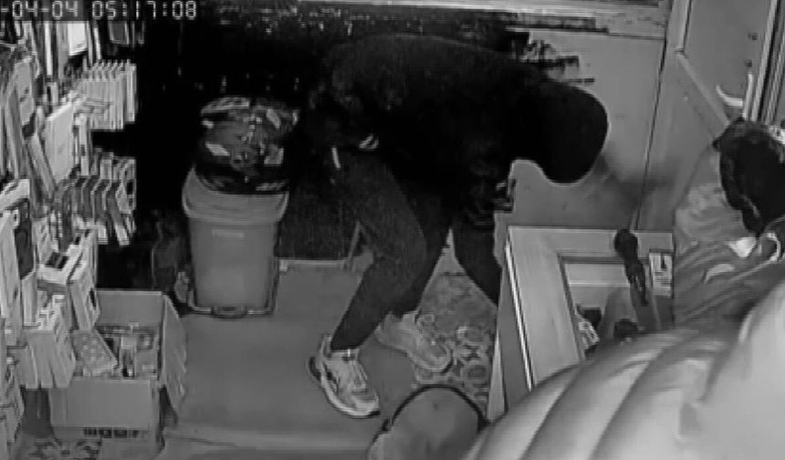 Hırsızın, arkadaşını ’sadece sıfır telefonları al’ diyerek yönlendirdiği 150 bin TL’lik soygun kamerada