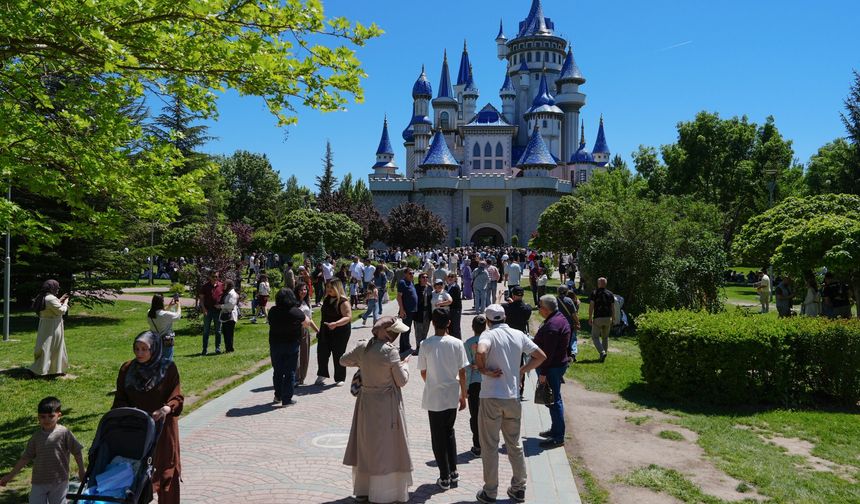 Bayramda Eskişehir'e turist akını: Turistik merkezleri 116 binden fazla kişi ziyaret etti