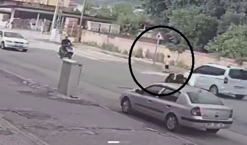 Karşıya geçmeye çalışan dalgın çocuk araca çarptı