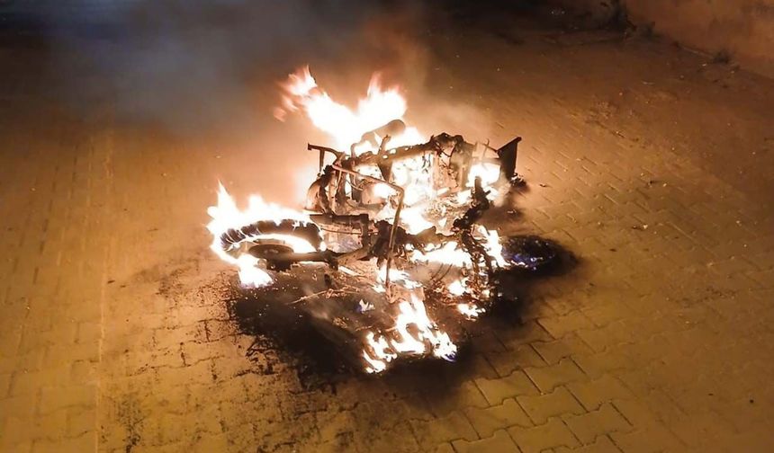 Ailesine kızdı, motosikleti sokak ortasına yaktı