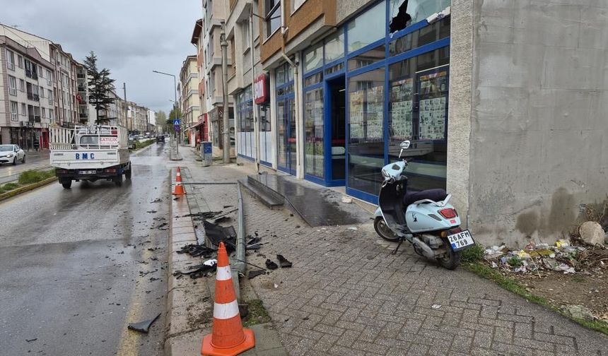 Eskişehir'de kontrolden çıkan otomobil direği devirdi, market camı kırıldı: Sürücü yaralandı