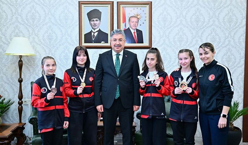 Vali Yılmaz, sporcu Gülsena Karakuyulu ve öğrencilerini makamında ağırladı