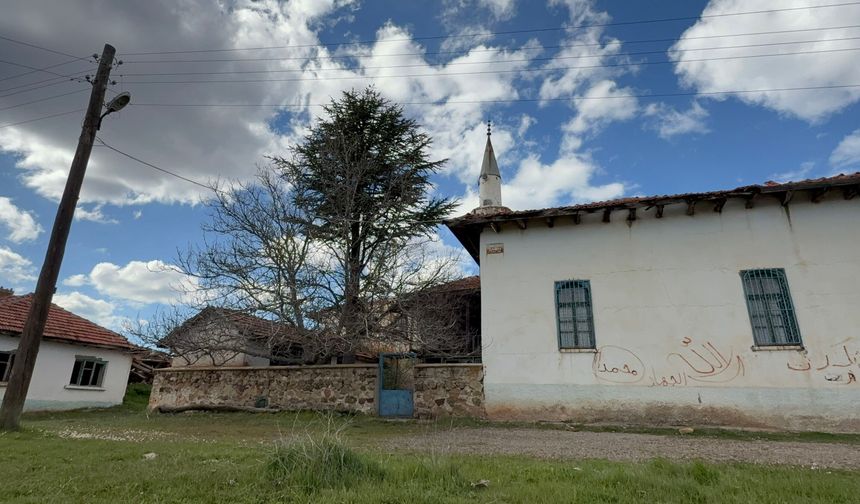 Ecdada ait 143 yıllık cami restorasyon bekliyor