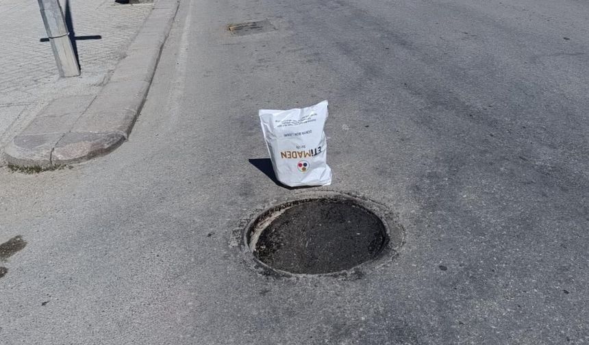 Eskişehir’de çöken rögar kapağına vatandaşın poşetli önlemi dikkat çekti