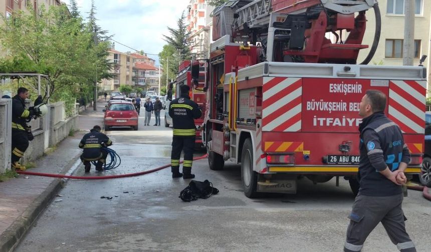 Eskişehir’de ev yangınında mahsur kalan kadın hastaneye kaldırıldı