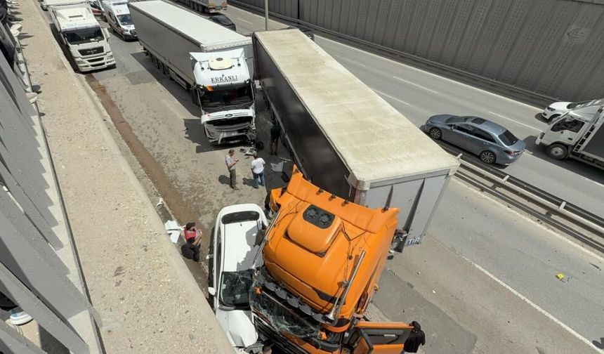 Eskişehir-Bursa yolunda zincirleme kaza: Otomobil hurdaya döndü