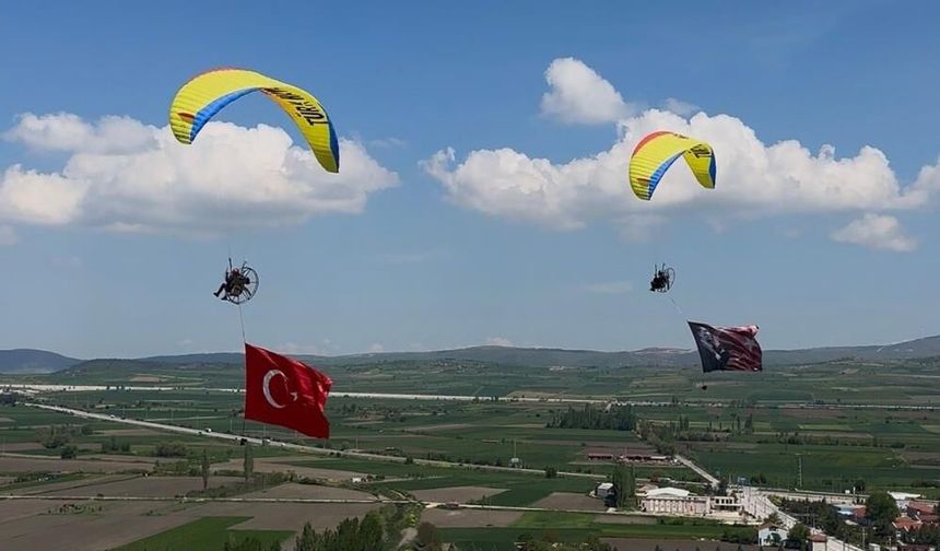 Eskişehir'de pilotlar 19 Mayıs'ı gökyüzünde Türk bayrağı ve Atatürk posteri açarak kutladı