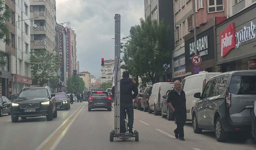 Eskişehir’de tehlikeli yolculuk: Elektrikli scooterla merdiven taşıdı