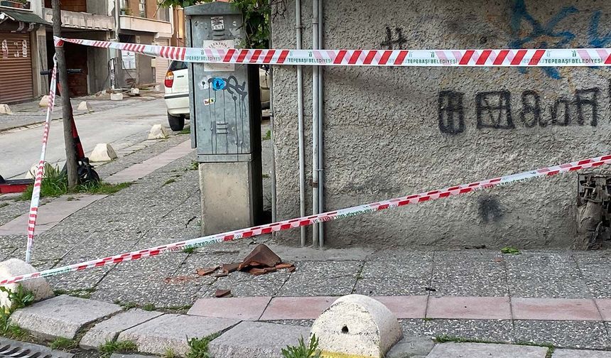 Eskişehir’de kiremit tehlikesi: Kaldırım güvenlik şeridiyle kapatıldı