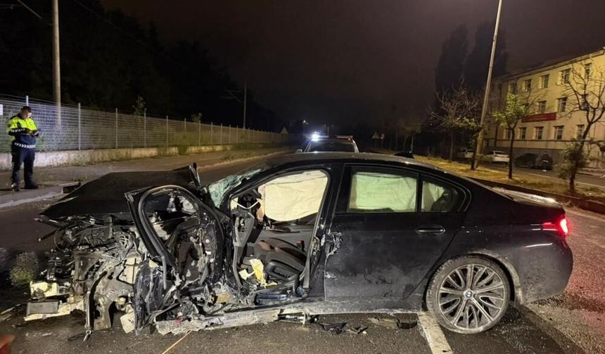 Eskişehir’de refüje çarpan otomobil hurdaya döndü: Sürücü sıkıştığı araçtan kurtarıldı