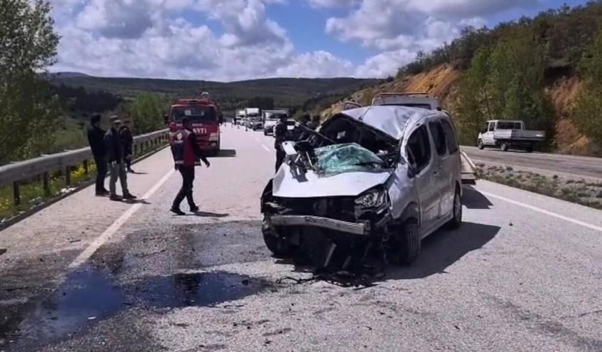 Eskişehir'den Ağrı'ya gidiyordu: Bariyerlere çarpan hafif ticari araçtaki 6 kişi yaralandı
