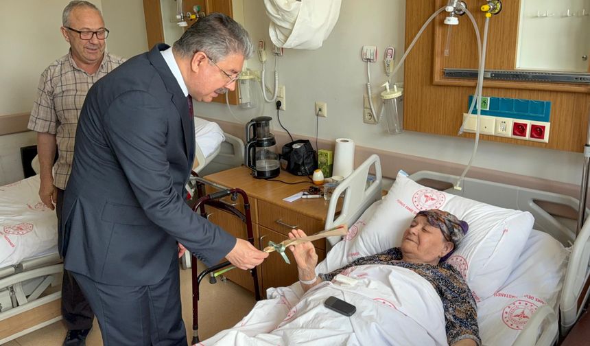 Vali Yılmaz'dan sağlık çalışanı ve hastalara bayram ziyareti