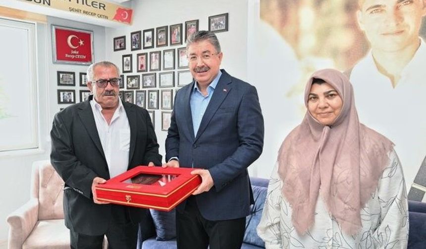 Vali Erdinç Yılmaz, Şehit Recep Çetin’in ailesine bayram ziyaretinde bulundu