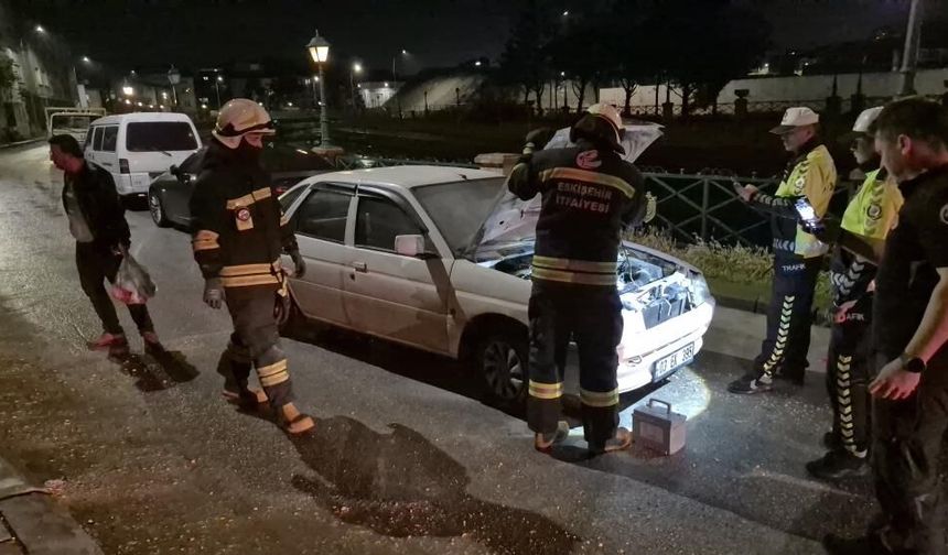 Eskişehir’de otomobil yangını paniğe neden oldu: İtfaiye kısa sürede müdahale etti