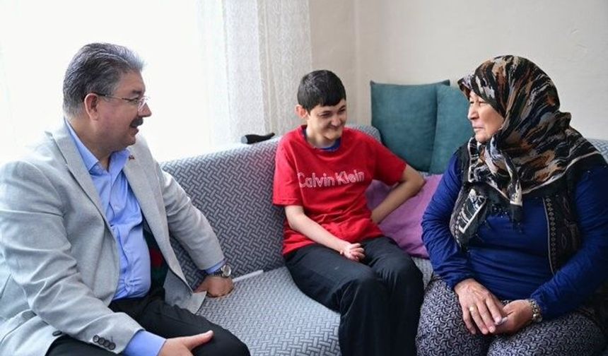 Vali Yılmaz, engelli Mehmet Doğan ve ailesini ziyaret etti