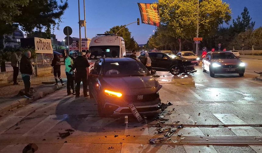 Eskişehir’de kavşakta feci çarpışma: 2 kişi yaralandı