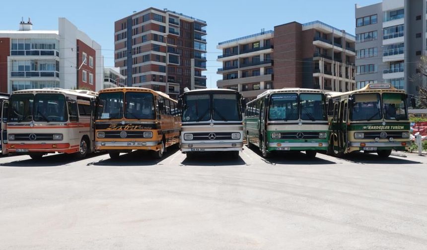 Eskişehir'de nostalji rüzgarı: Milyonluk klasik otobüsler zaman yolculuğuna çıkardı!