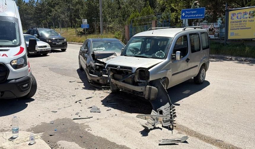 Eskişehir'de iki araç çarpıştı: 1'i çocuk 5 yaralı