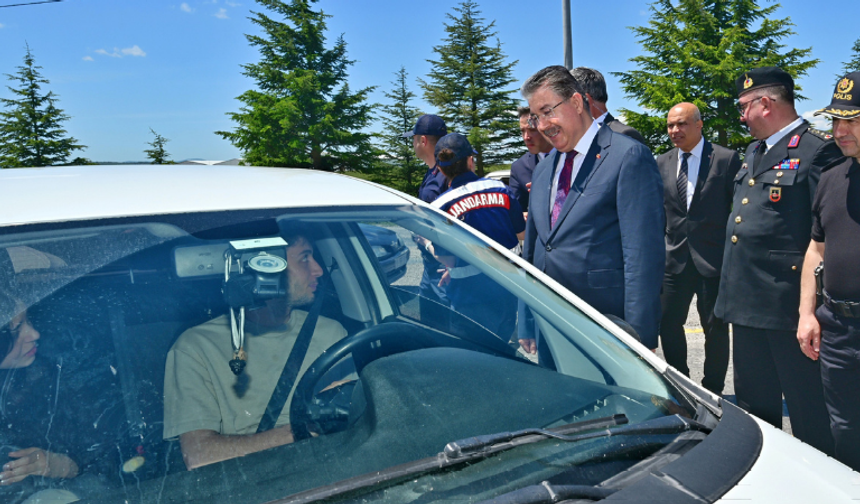 Vali Yılmaz jandarma uygulama noktasında sürücülerle bayramlaştı