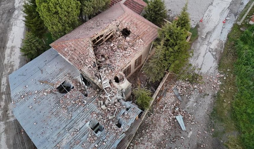 Eskişehir'de facianın eşiğinden dönüldü: Minare yıkıldı, imam yaralandı!
