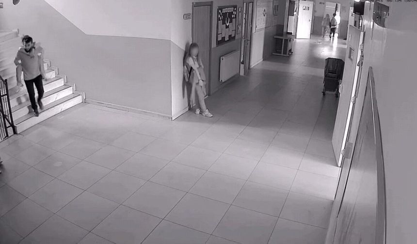 Asansör bozulunca engelli öğrencisini sırtında taşıdı