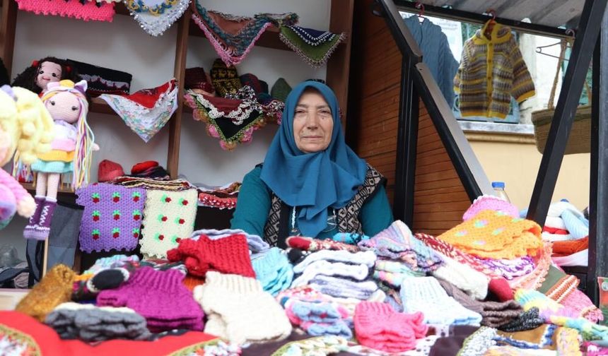 Eskişehirli ev hanımının azmi: 66 yaşında ilmek ilmek geleceğini örüyor