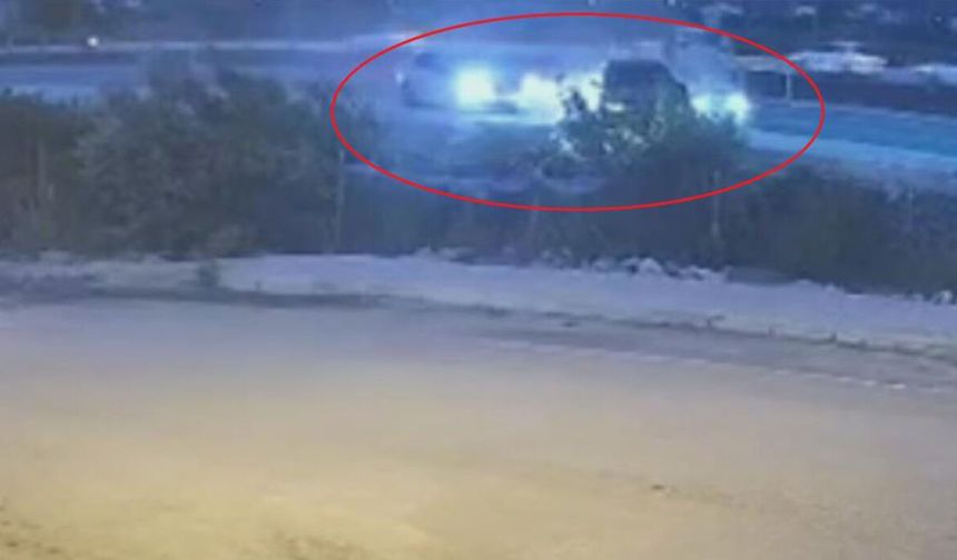 Otomobilin, ışıkta bekleyen 2 araca ok gibi saplandığı kaza kamerada