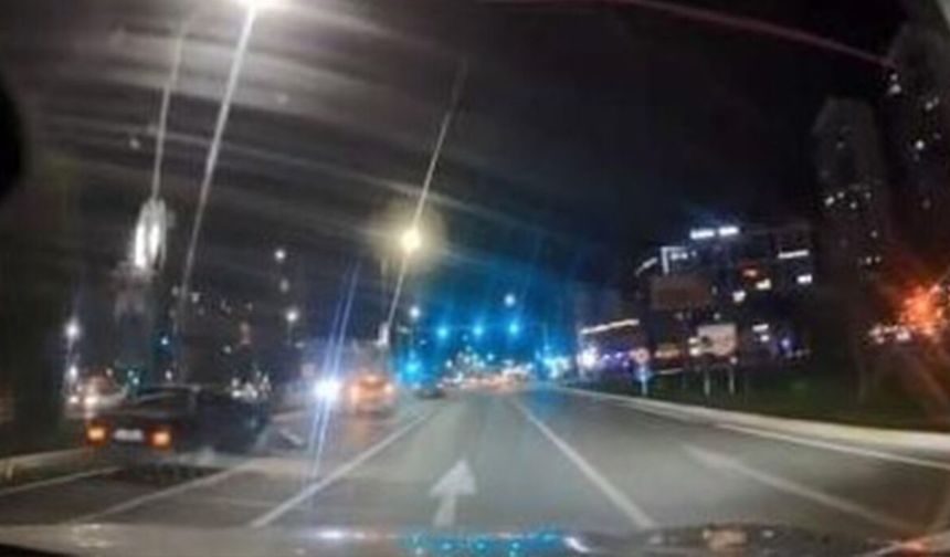Makas atarken otomobile arkadan çarptı... Kaza anı kamerada