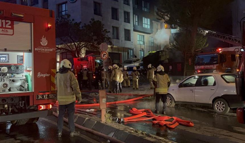 Motosiklet alev aldı, alevler 4 katlı binayı ve girişteki iş yerini sardı