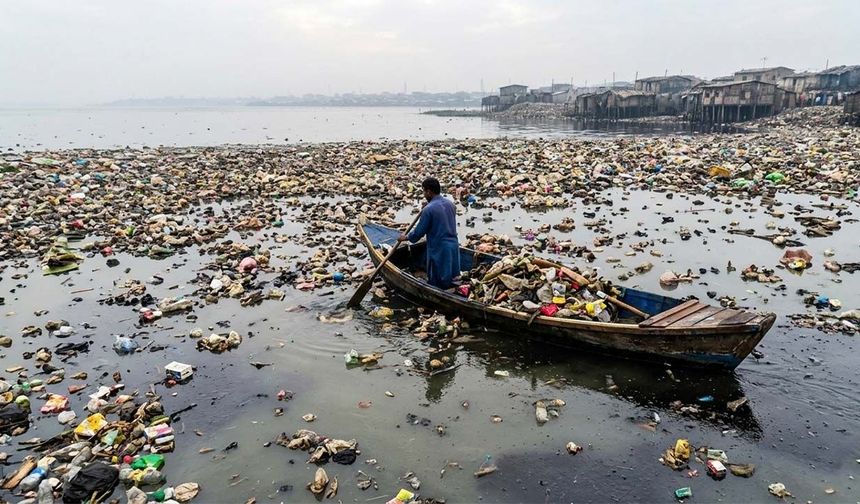 Plastik atıklar dünyayı kirletmenin ötesine geçti: gezegeni ısıtıyor