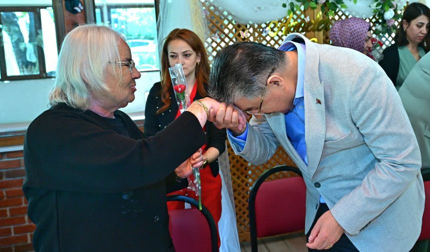 Eskişehir Valisi Erdinç Yılmaz’dan huzurevinde Anneler Günü ziyareti