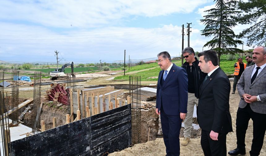 Vali Yılmaz Yunus Emre Dijital Deneyim Merkezi’nde incelemelerde bulundu