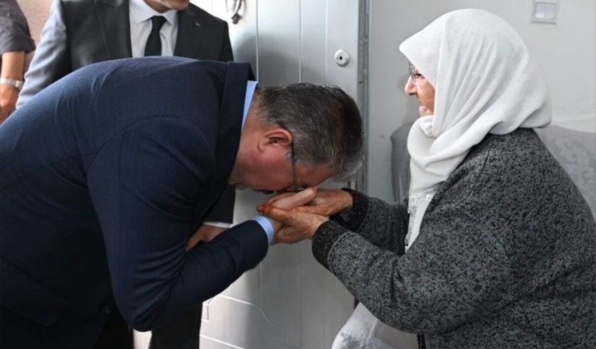 Vali Yılmaz'dan 84 yaşındaki Ayşe Ayti’ye bayram ziyareti