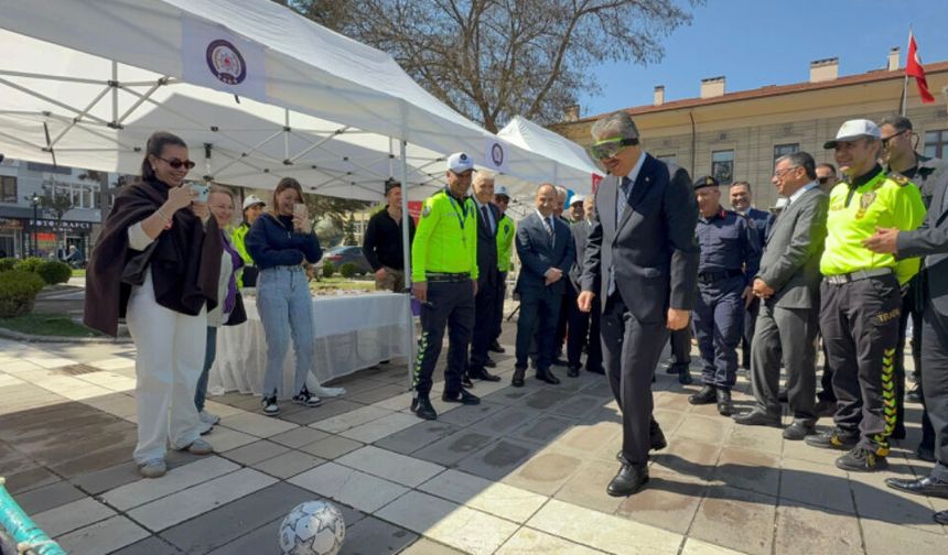 Vali Yılmaz alkol gözlüğünü taktı, futbol topunu kaleye göndermede hayli zorlandı