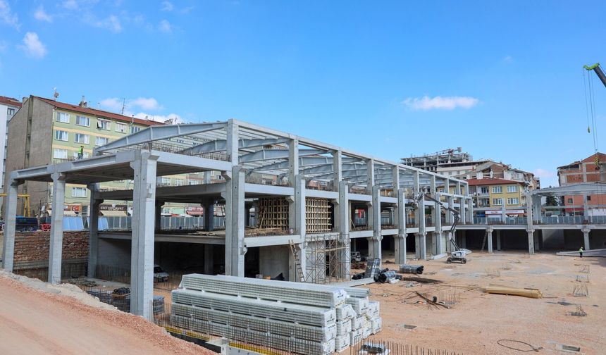 Kurtuluş Kapalı Pazar Yeri’nin yüzde 50’si tamamlandı: 216 tezgah, 143 araçlık otopark yapılıyor