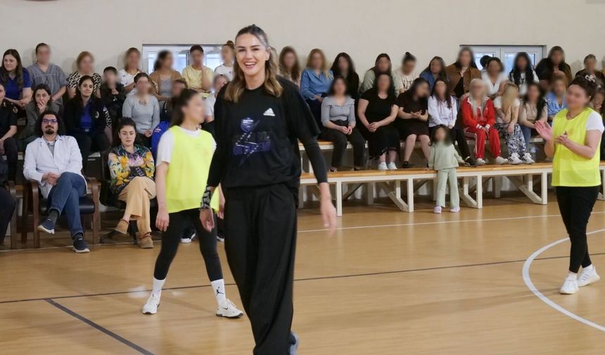 Eskişehirli Meryem Boz, kadın hükümlü ve tutuklularla bir araya geldi