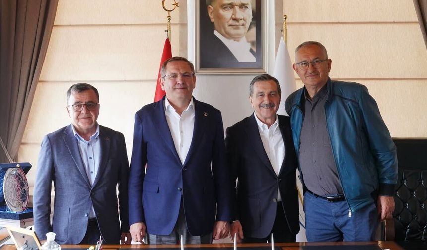 Başkan Ataç Ayvalık Belediye Başkanı Ergin ile bir araya geldi