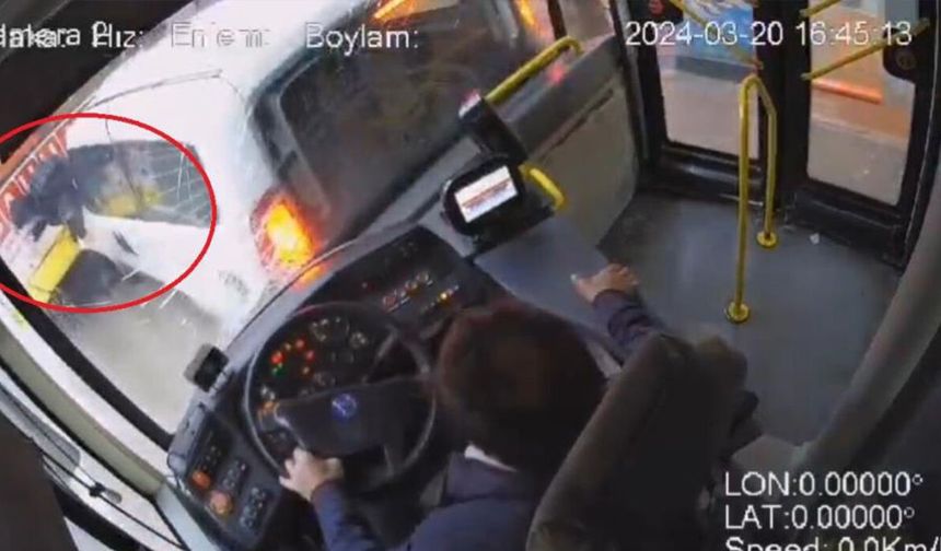 Otobüs şoförü uykuya daldı, önündeki araca çarptı... Lise öğrencisi iki aracın arasında böyle sıkıştı