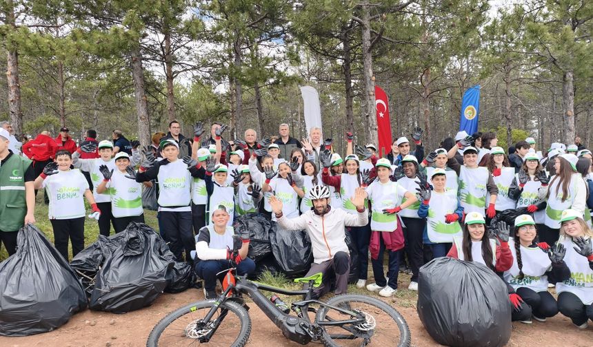 Eskişehir’de öğrenciler ormandaki çöpleri topladı