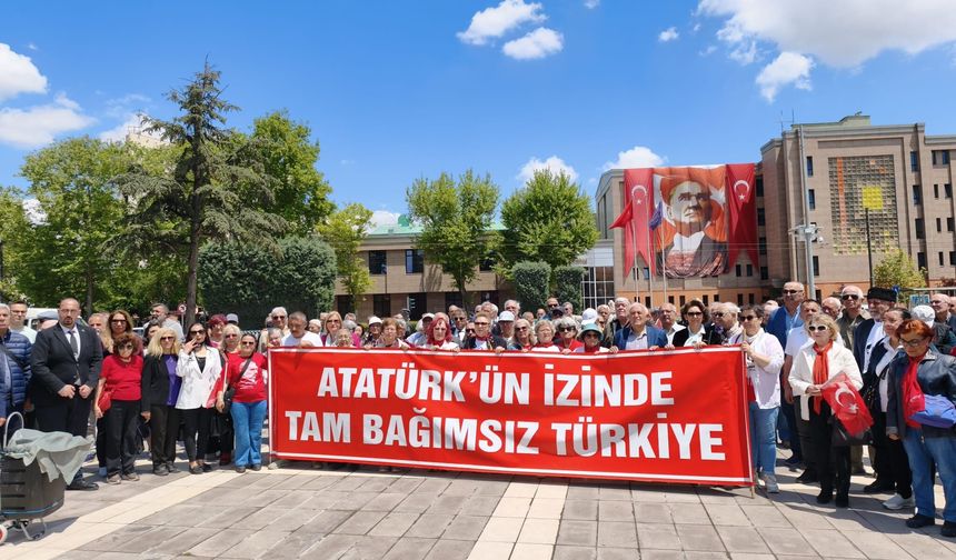 ADD, ÇYDD ve Eğitim-İş’ten Atatürk Anıtı’na çelenk